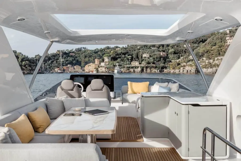 Azimut 60 Fly, master cabin — Athens Yachts Rental, Athens. Azimut 60 Fly — 20m