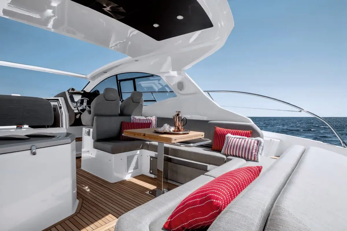 Azimut 45, главная палуба — Athens Yachts Rental, Афины. Azimut 45 — 13.7m