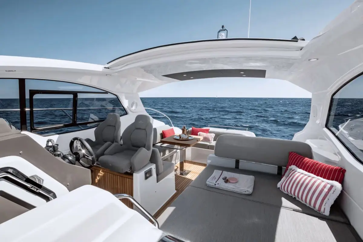 Azimut 45, кормовая палуба — Athens Yachts Rental, Афины. Azimut 45 — 13.7m
