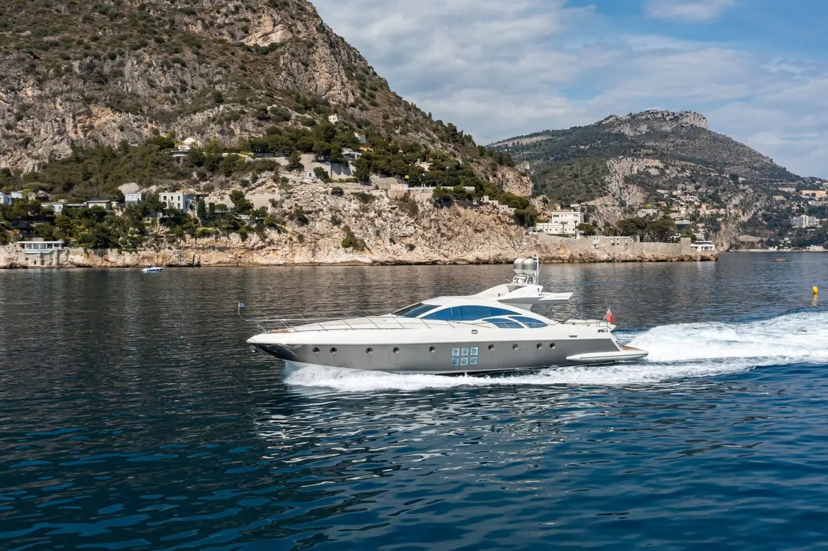 Azimut 86, кормовая палуба — Athens Yachts Rental, Афины. Azimut 86 — 26m