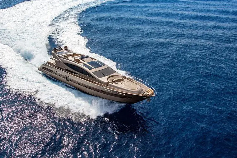 Cerri 102’ Flying Sport, cubierta principal — Athens Yachts Rental, Atenas. Cerri 102’ Flying Sport — 31m