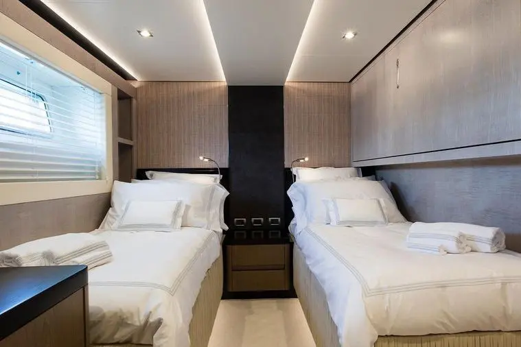 Cerri 102’ Flying Sport, salón — Athens Yachts Rental, Atenas. Cerri 102’ Flying Sport — 31m