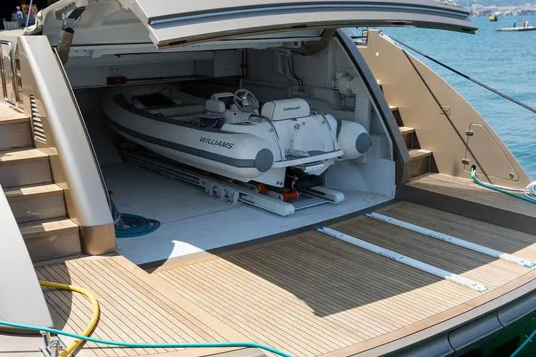 Cerri 102’ Flying Sport, camarote principal — Athens Yachts Rental, Atenas. Cerri 102’ Flying Sport — 31m