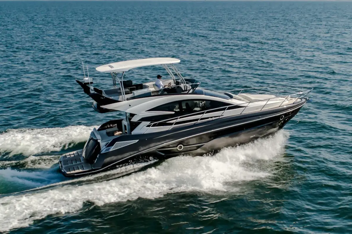 Cobrey 50 FLY, exterior — Athens Yachts Rental, Atenas. Cobrey 50 FLY — 16m