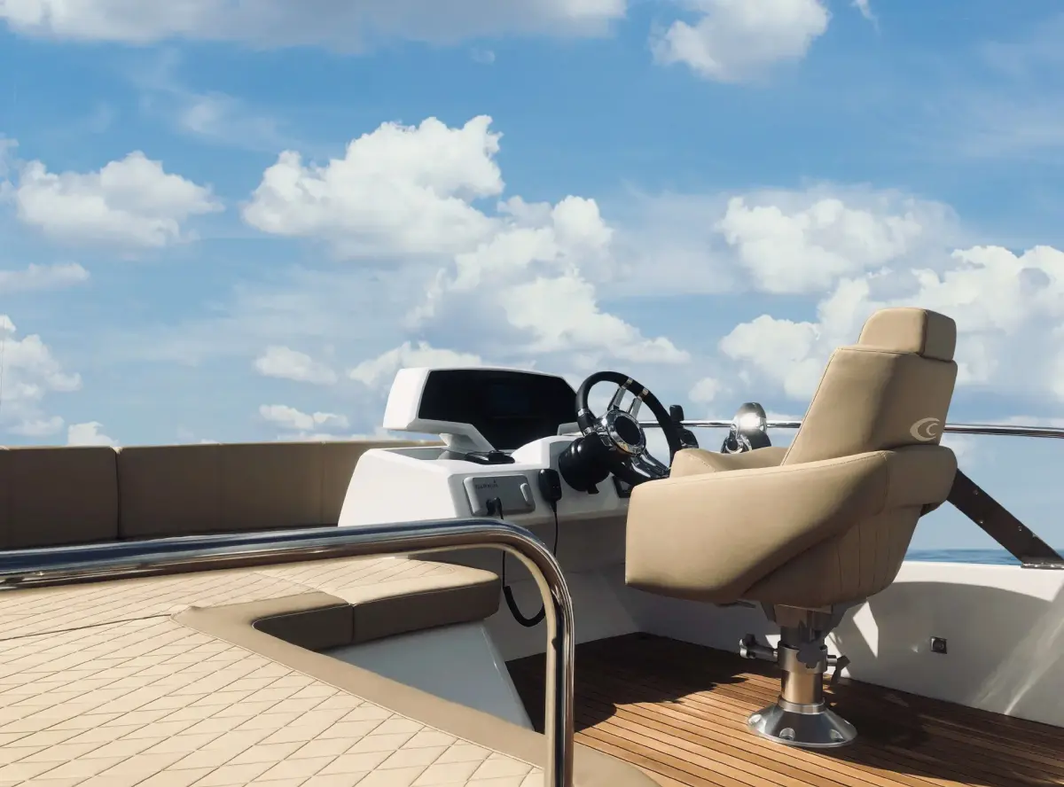 Cobrey 50 FLY, cubierta principal — Athens Yachts Rental, Atenas. Cobrey 50 FLY — 16m