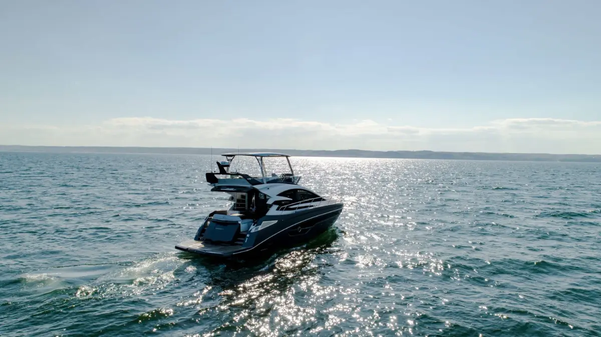 Cobrey 50 FLY, cubierta de popa — Athens Yachts Rental, Atenas. Cobrey 50 FLY — 16m