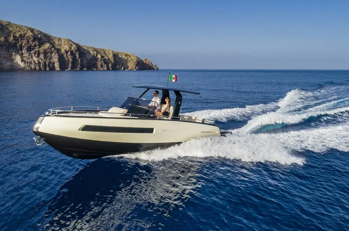 Invictus 280 GT, главная палуба — Athens Yachts Rental, Афины. Invictus 280 GT — 8.9m