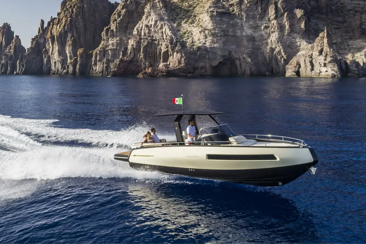Invictus 280 GT, кормовая палуба — Athens Yachts Rental, Афины. Invictus 280 GT — 8.9m