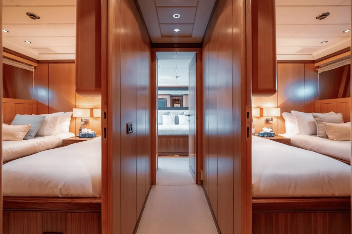 Mangusta 105, salon — Athens Yachts Rental, Athens. Mangusta 105 — 31m