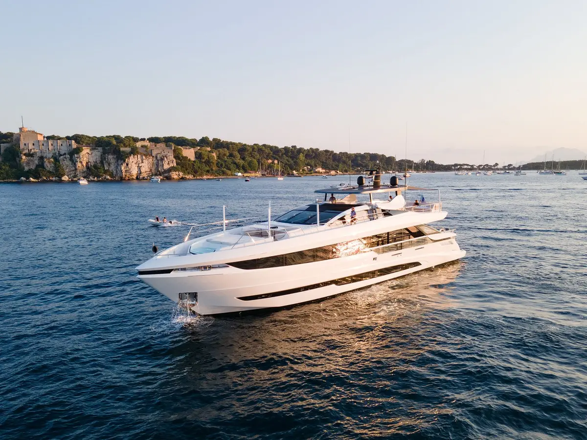Mangusta 33, main deck — Athens Yachts Rental, Athens. Mangusta 33 — 33m