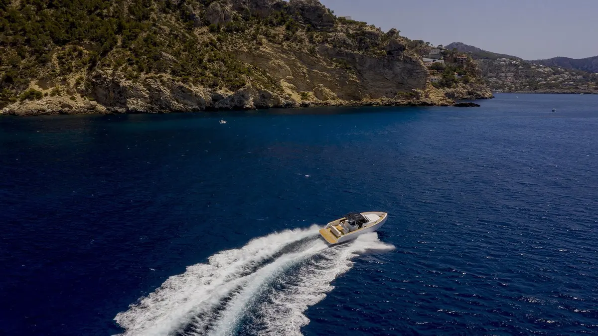 Pardo 38, salon — Athens Yachts Rental, Athens. Pardo 38 — 11.56m