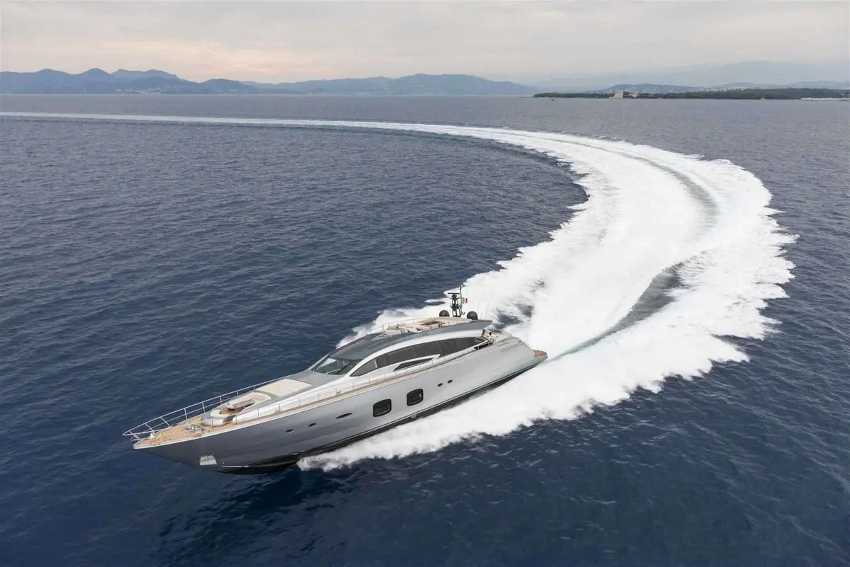 Pershing 108, cubierta principal — Athens Yachts Rental, Atenas. Pershing 108 — 33m
