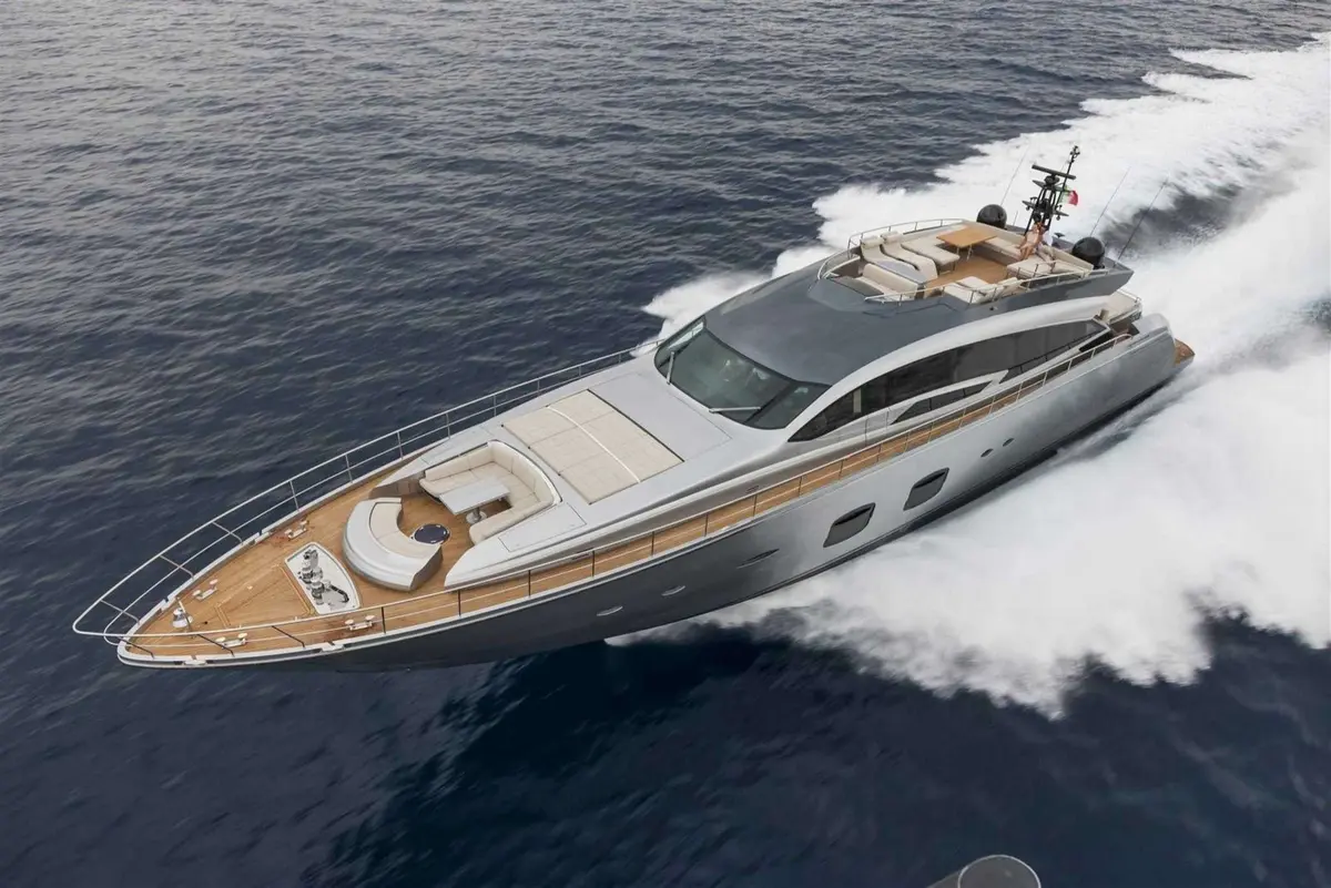 Pershing 108, cubierta de popa — Athens Yachts Rental, Atenas. Pershing 108 — 33m