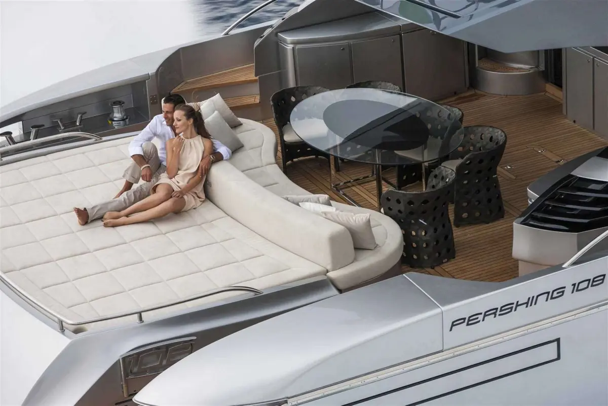 Pershing 108, flybridge — Athens Yachts Rental, Atenas. Pershing 108 — 33m