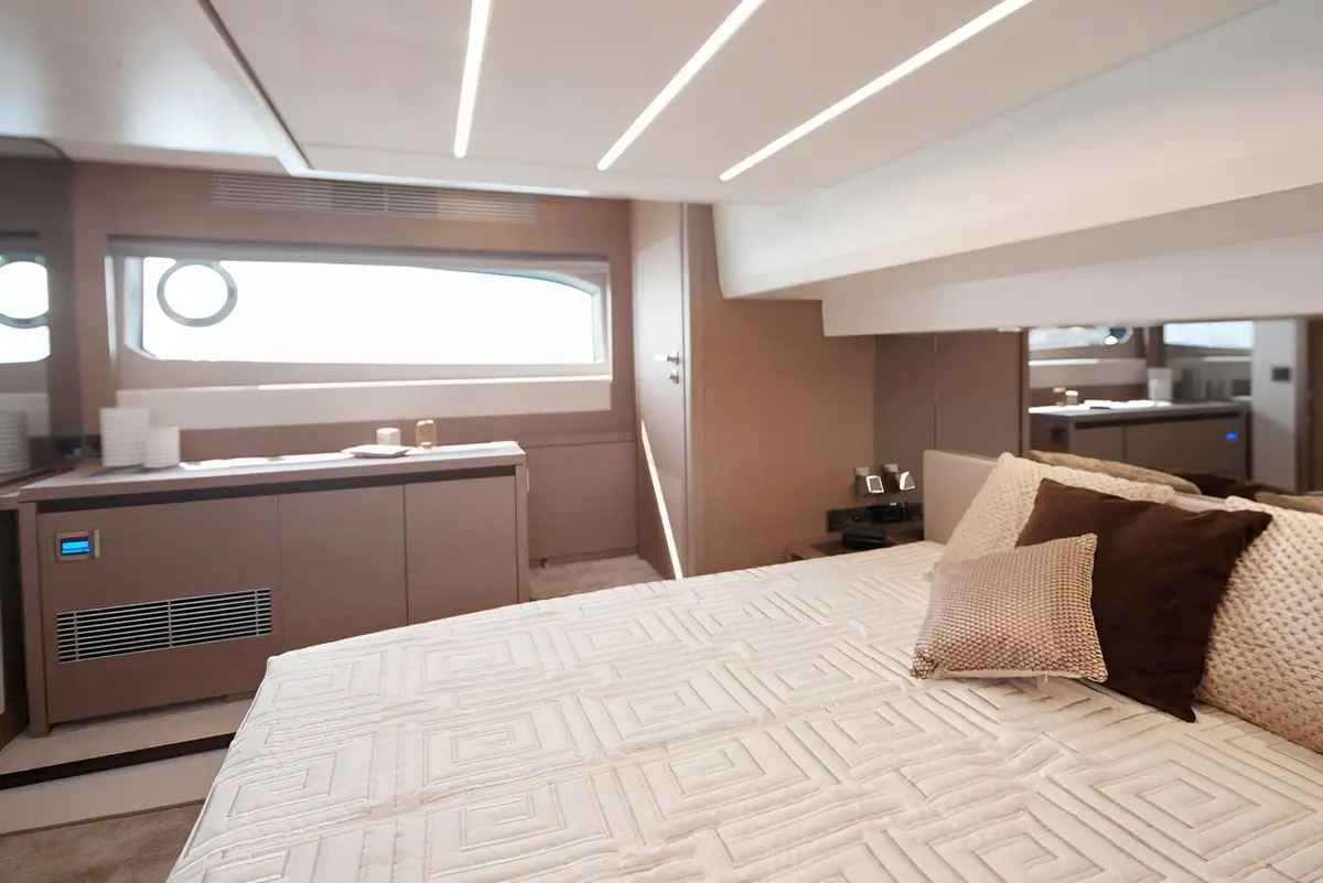 Prestige 520 Fly, salon — Athens Yachts Rental, Athens. Prestige 520 Fly — 15m