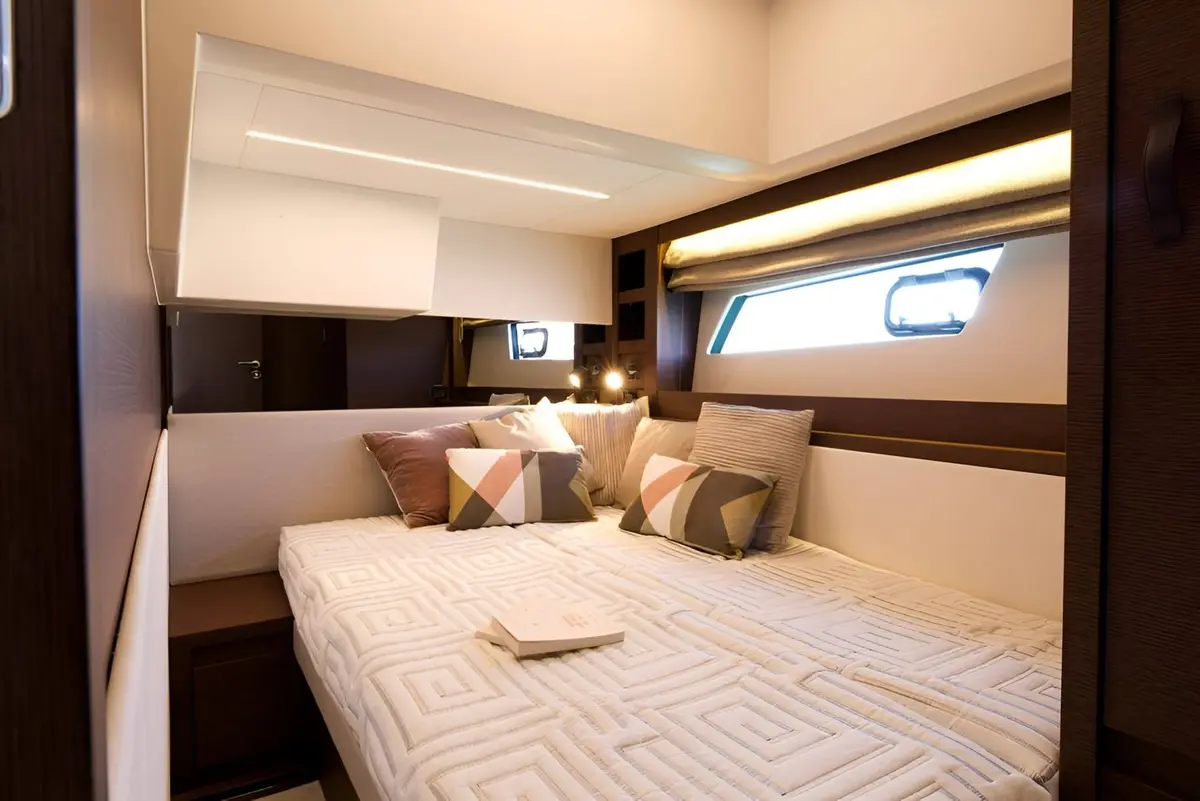 Prestige 520 Fly, master cabin — Athens Yachts Rental, Athens. Prestige 520 Fly — 15m