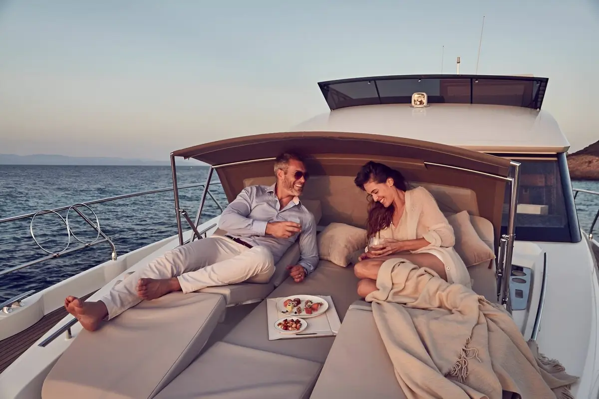 Prestige 520 Fly, flybridge — Athens Yachts Rental, Athens. Prestige 520 Fly — 15m