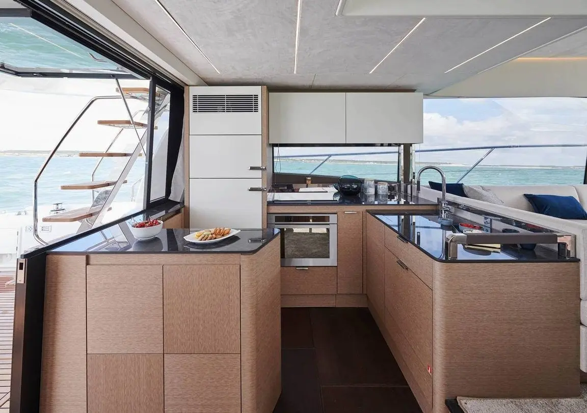 Prestige 590 Fly, flybridge — Athens Yachts Rental, Athens. Prestige 590 Fly — 19m