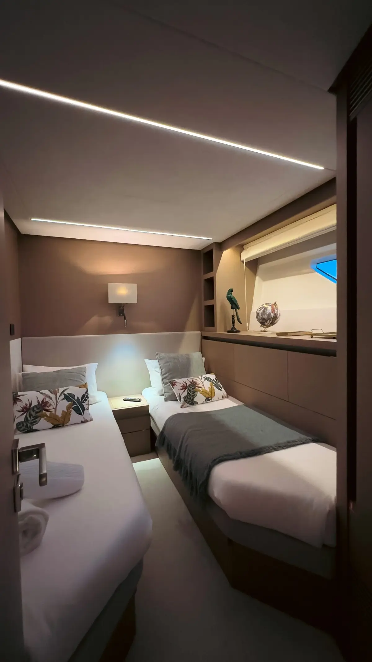 Prestige 680, main deck — Athens Yachts Rental, Athens. Prestige 680 — 22m