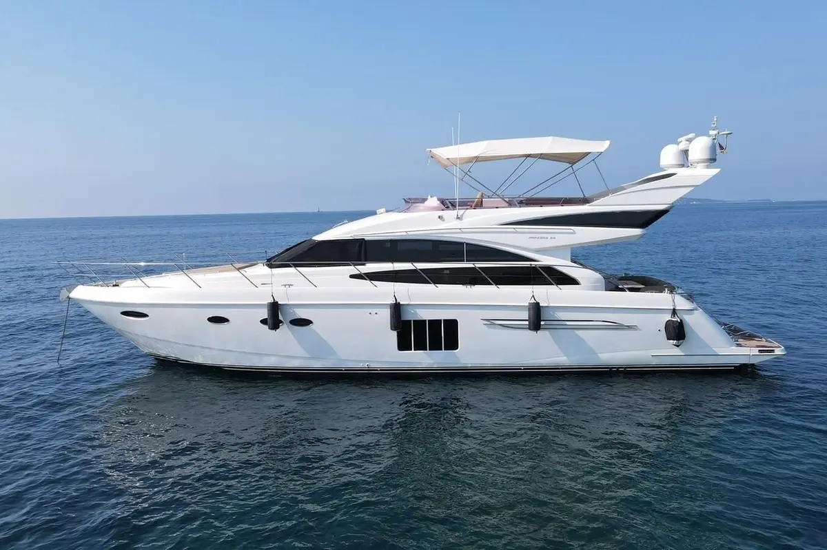 Princess 64 Fly, exterior — Athens Yachts Rental, Athens. Princess 64 Fly — 20m