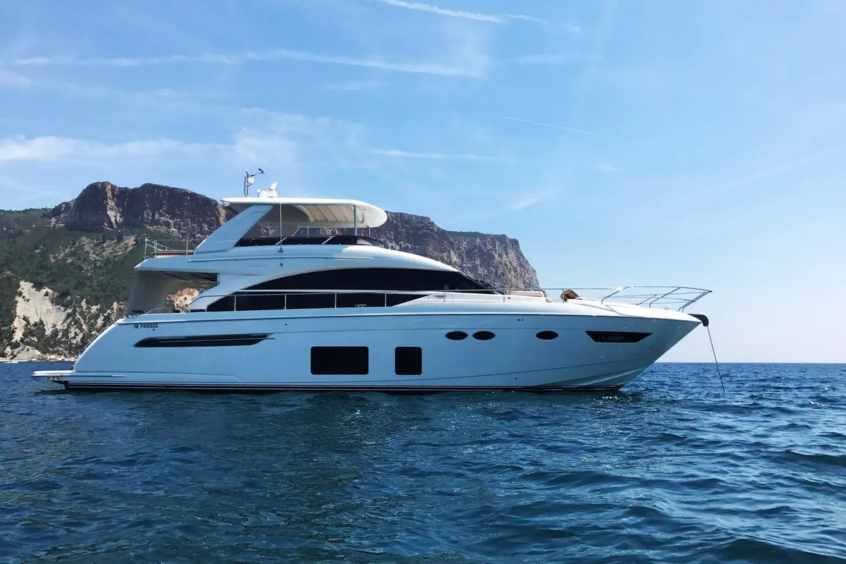 Princess 68 Fly, salon — Athens Yachts Rental, Athens. Princess 68 Fly — 21m
