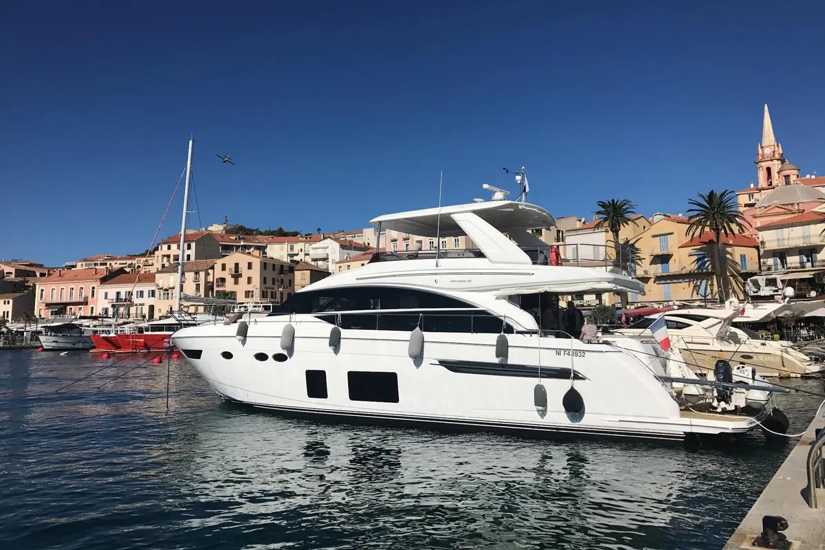 Princess 68 Fly, master cabin — Athens Yachts Rental, Athens. Princess 68 Fly — 21m
