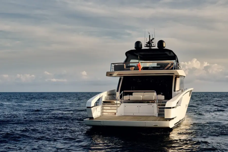 Sanlorenzo 112, cubierta de popa — Athens Yachts Rental, Atenas. Sanlorenzo 112 — 34m