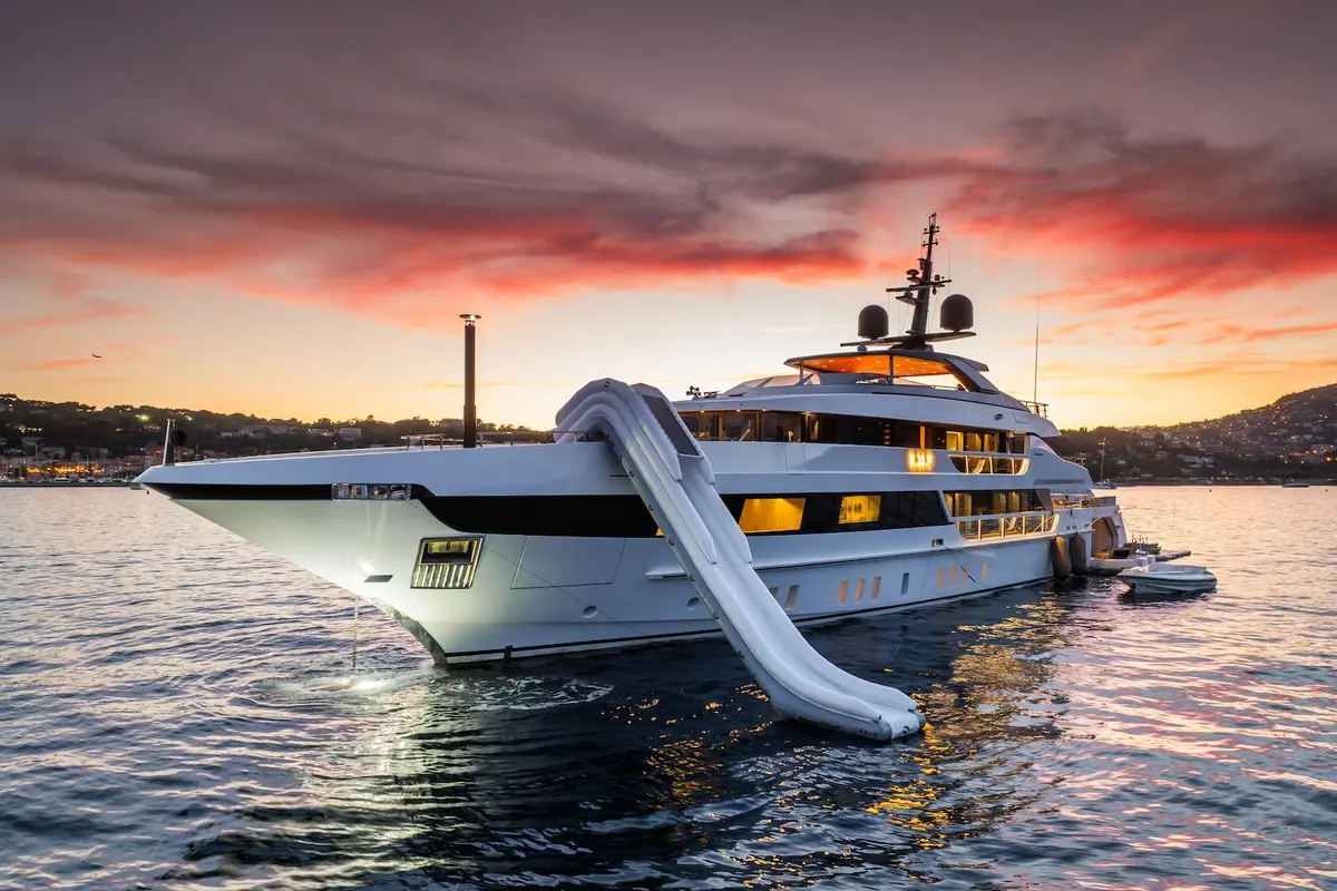 RMF, cubierta principal — Athens Yachts Rental, Atenas. RMF — 52m
