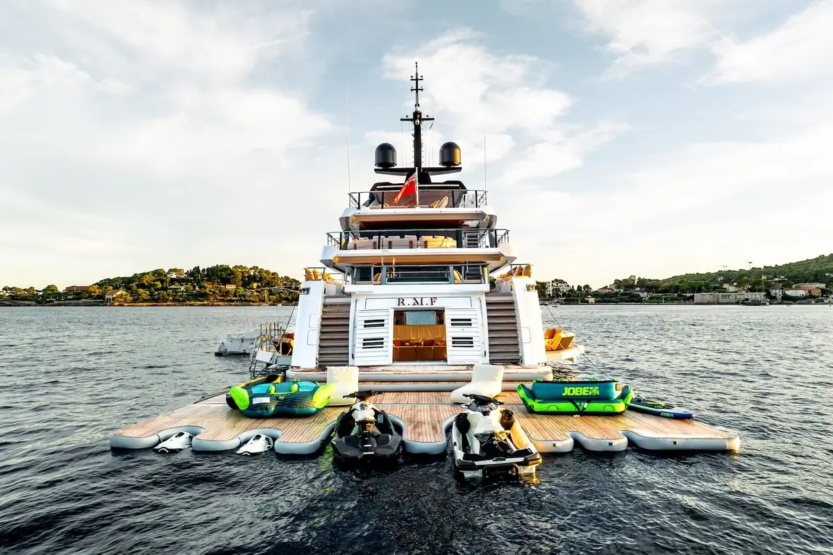 RMF, cubierta de popa — Athens Yachts Rental, Atenas. RMF — 52m