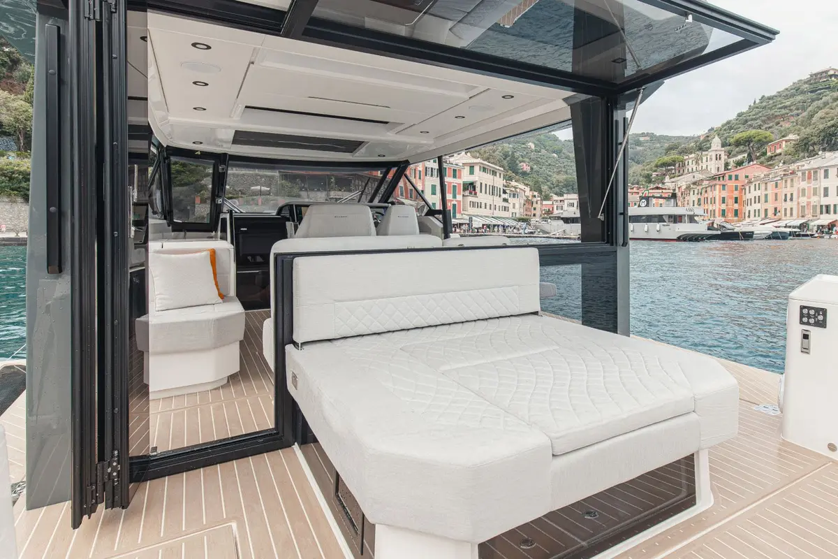 Saxdor 400 GTO, flybridge — Athens Yachts Rental, Athens. Saxdor 400 GTO — 12.4m