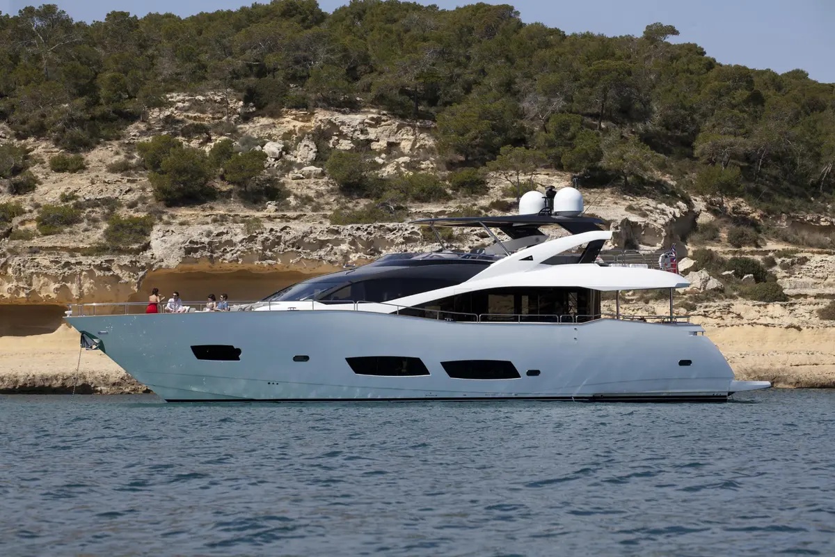 Sunseeker 28, flybridge — Athens Yachts Rental, Athens. Sunseeker 28 — 28m