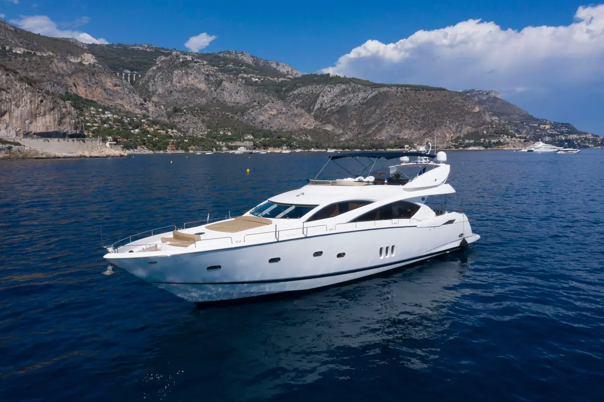 Sunseeker 82, salon — Athens Yachts Rental, Athens. Sunseeker 82 — 26m