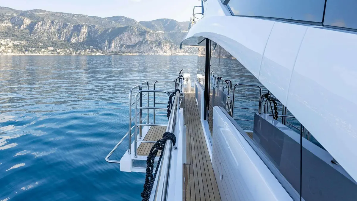 Sunseeker 86, salon — Athens Yachts Rental, Athens. Sunseeker 86 — 3m