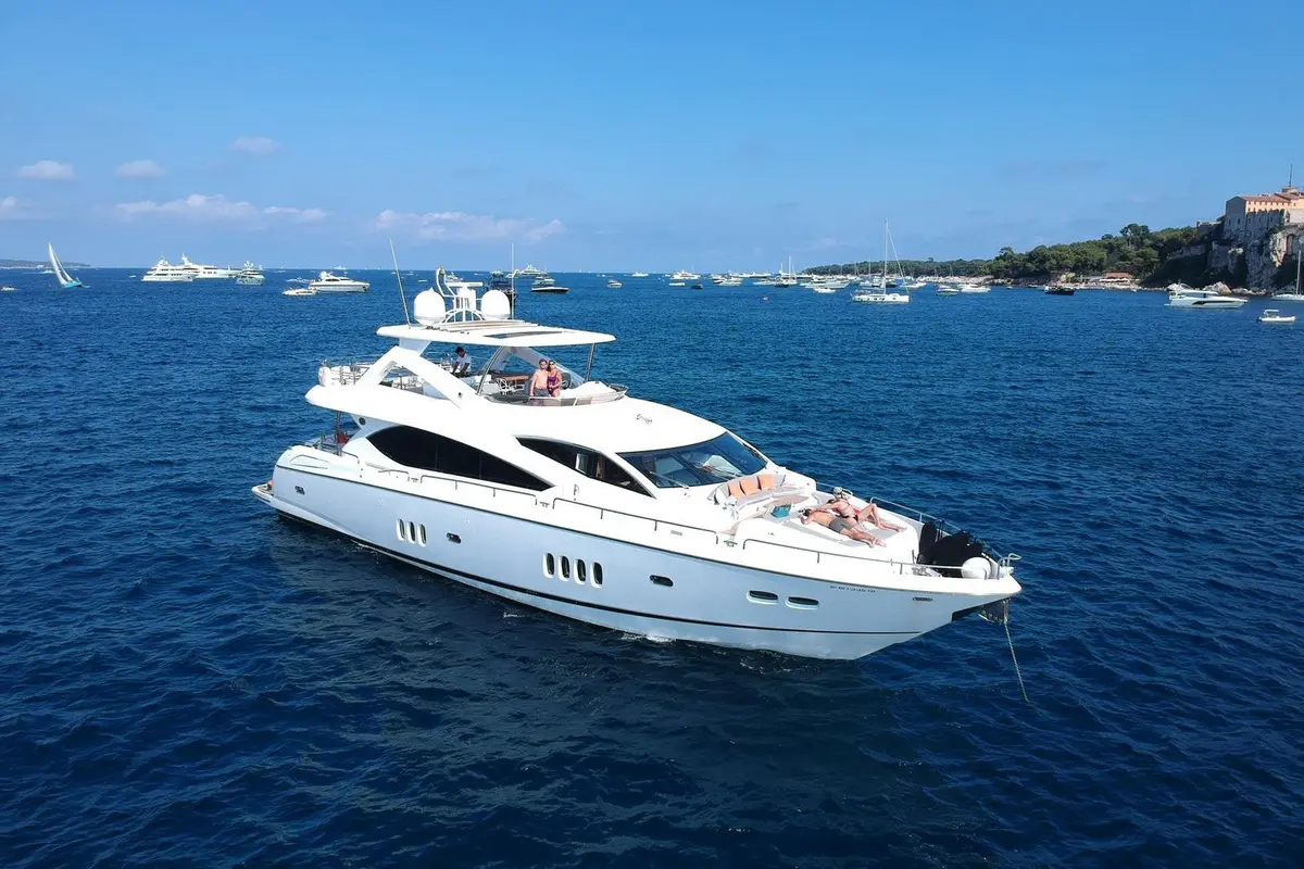 Sunseeker 88, exterior — Athens Yachts Rental, Athens. Sunseeker 88 — 27m