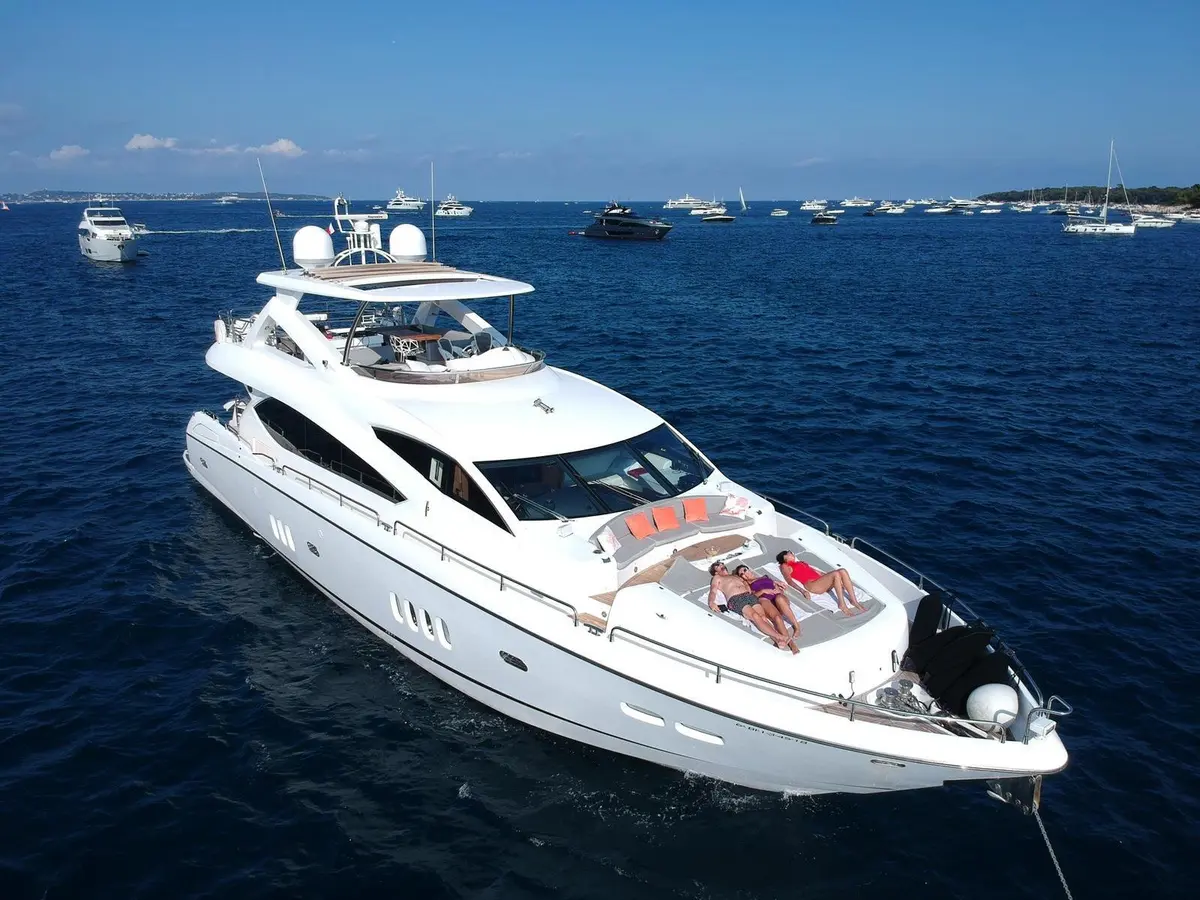 Sunseeker 88, main deck — Athens Yachts Rental, Athens. Sunseeker 88 — 27m