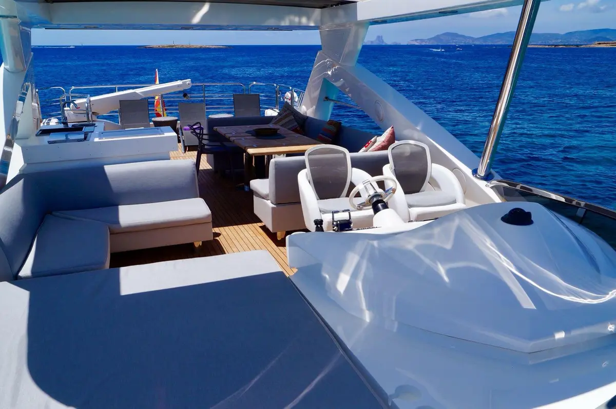 Sunseeker 88, salon — Athens Yachts Rental, Athens. Sunseeker 88 — 27m