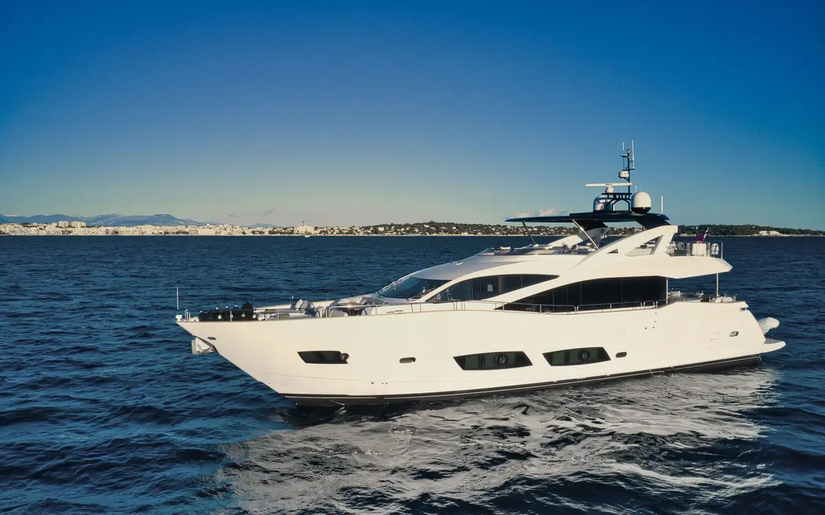Sunseeker 90, main deck — Athens Yachts Rental, Athens. Sunseeker 90 — 28m