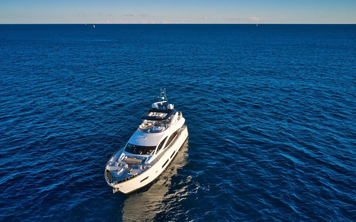 Sunseeker 90, salon — Athens Yachts Rental, Athens. Sunseeker 90 — 28m