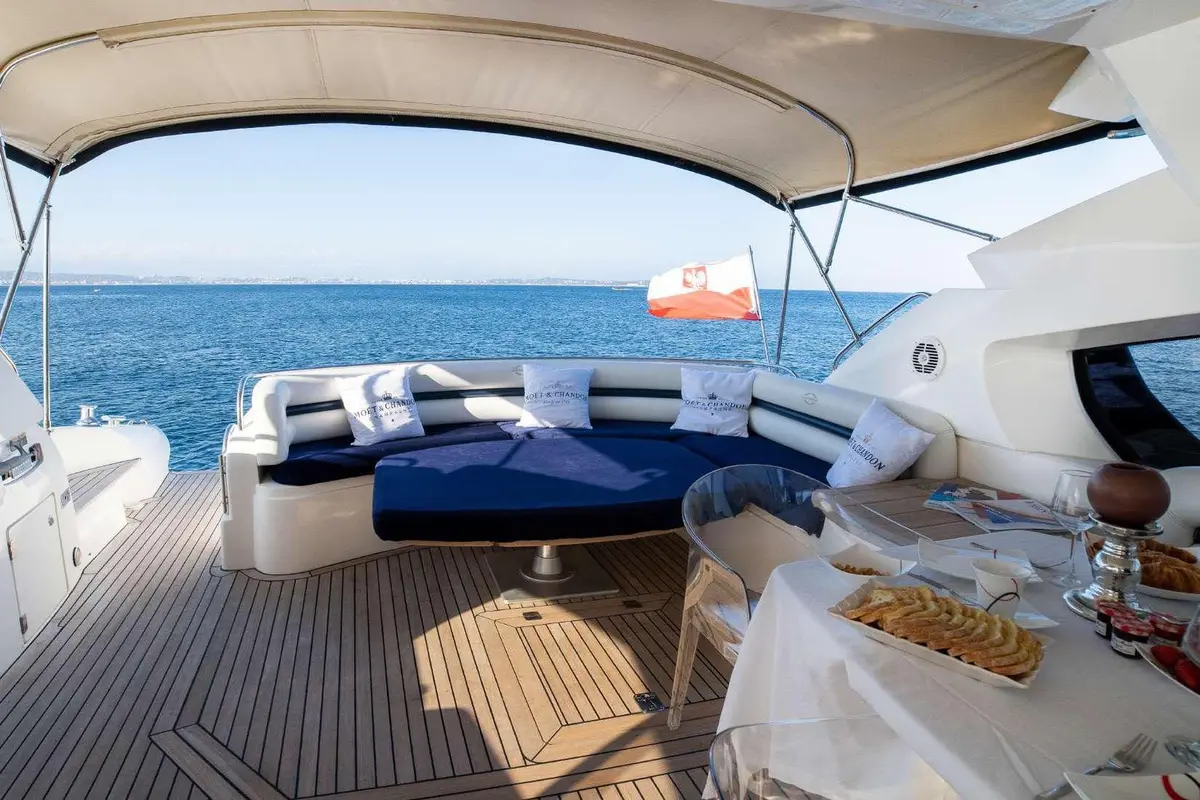 Sunseeker Predator 68, salon — Athens Yachts Rental, Athens. Sunseeker Predator 68 — 20m