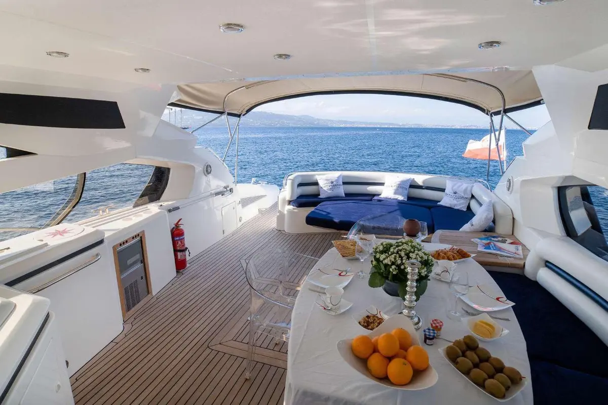Sunseeker Predator 68, master cabin — Athens Yachts Rental, Athens. Sunseeker Predator 68 — 20m