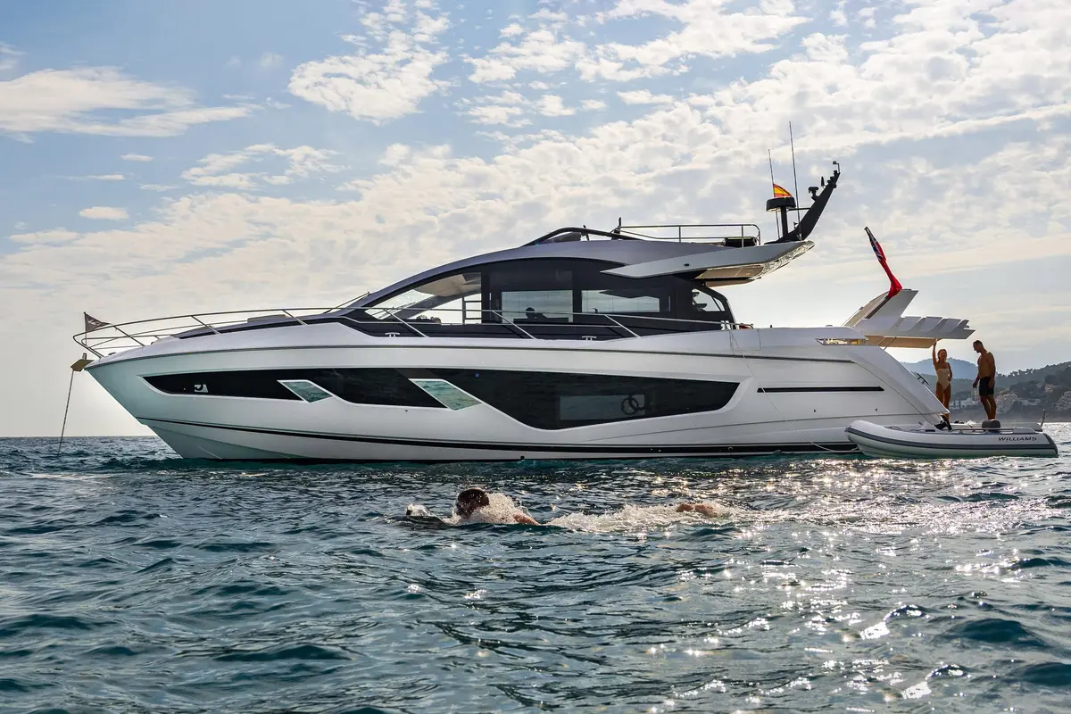 Sunseeker 65 Sport, exterior — Athens Yachts Rental, Atenas. Sunseeker 65 Sport — 20m