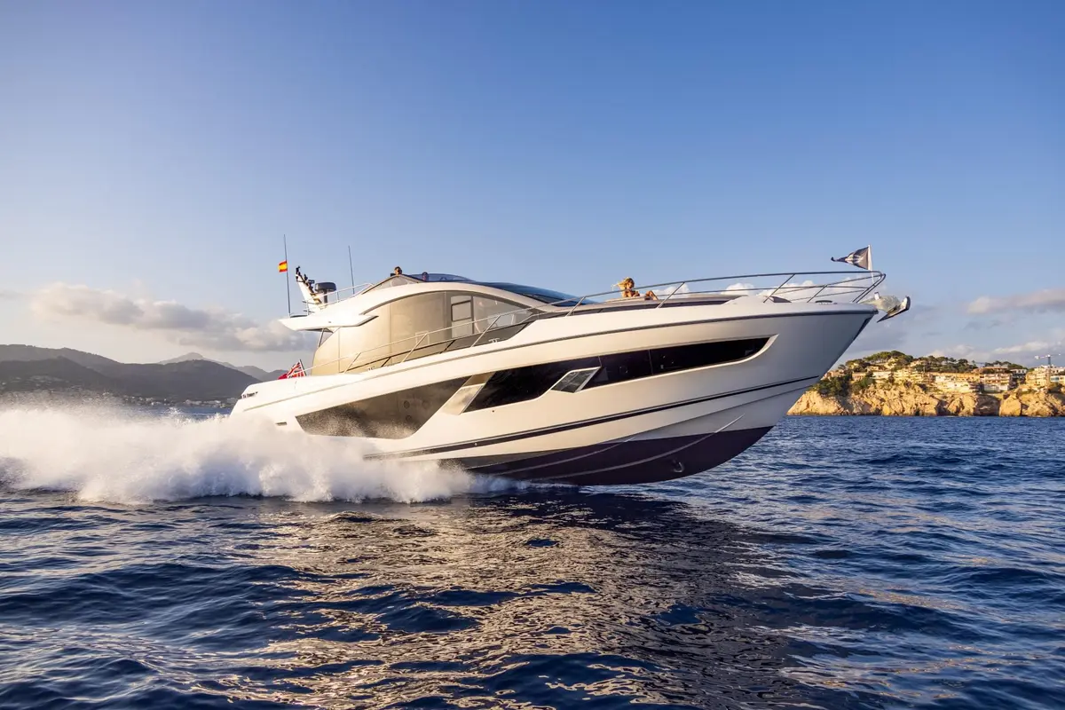 Sunseeker 65 Sport, cubierta principal — Athens Yachts Rental, Atenas. Sunseeker 65 Sport — 20m