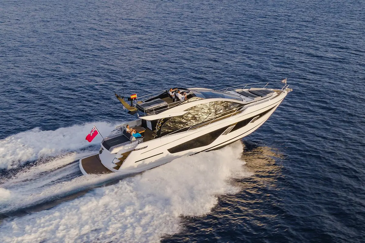 Sunseeker 65 Sport, cubierta de popa — Athens Yachts Rental, Atenas. Sunseeker 65 Sport — 20m