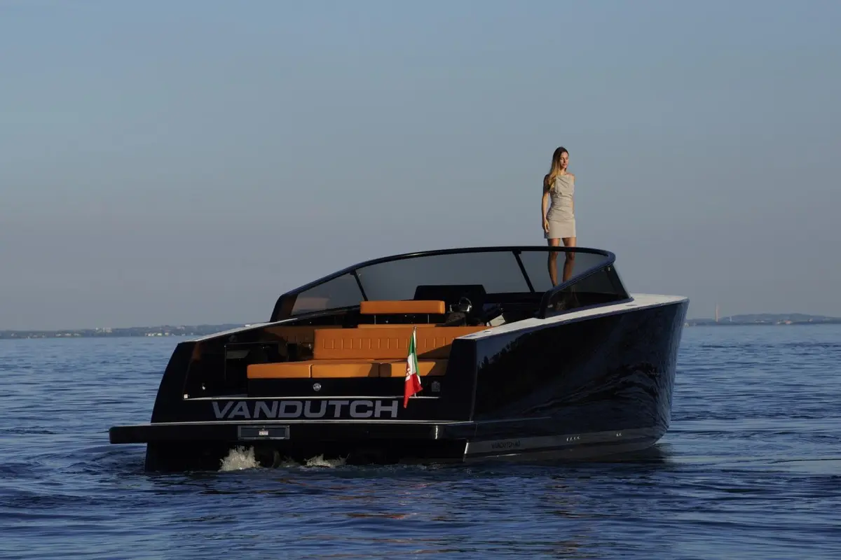 VanDutch 40, главная палуба — Athens Yachts Rental, Афины. VanDutch 40 — 12m