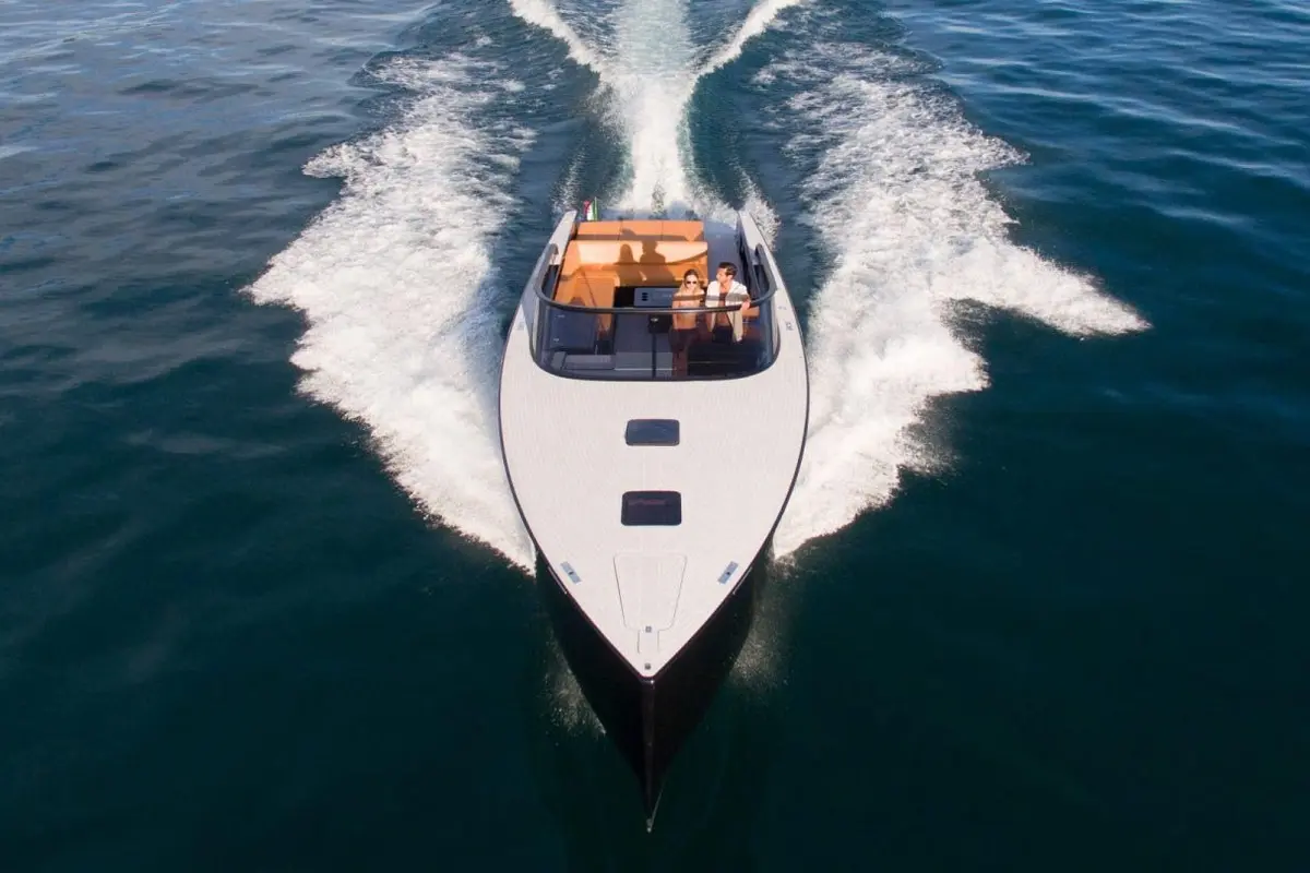 VanDutch 40, кормовая палуба — Athens Yachts Rental, Афины. VanDutch 40 — 12m